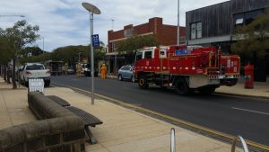 Firies extinguish car fire