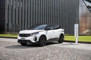 Hybrid Peugeot  lifts the bar